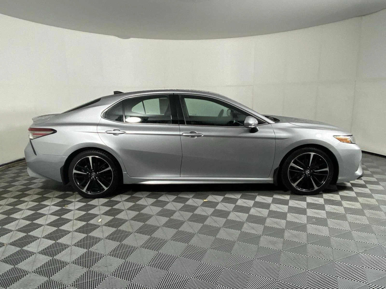 Used 2018 Celestial Silver Metallic Toyota XSE V6 image 3