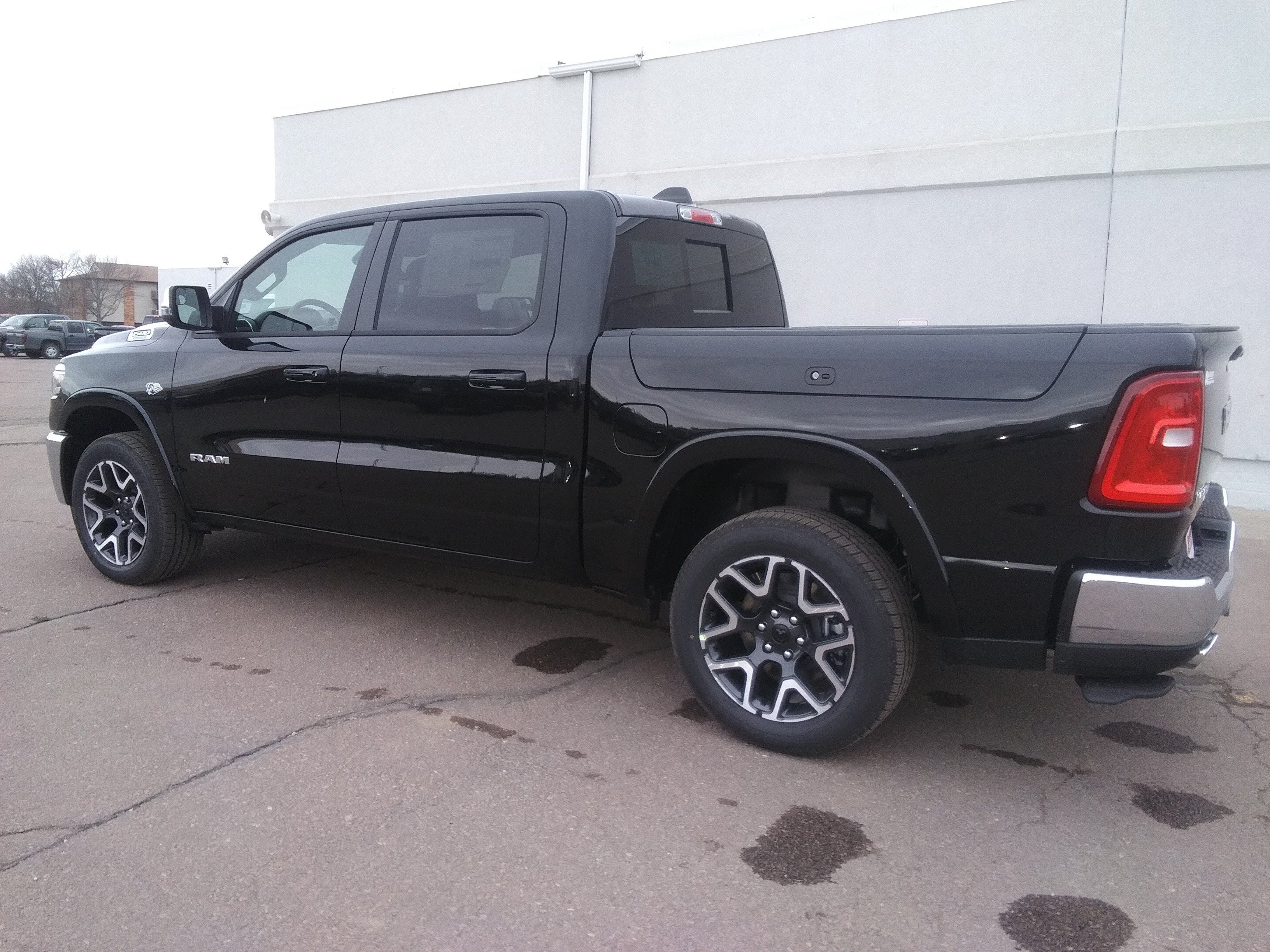 New 2026 Diamond Black Crystal Pearl-Coat Exterior Paint RAM Laramie image 7