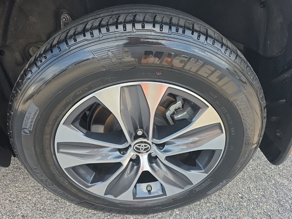Used 2025  Toyota XLE image 8