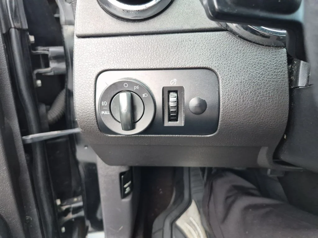 Used 2006 Black Ford V6 image 17