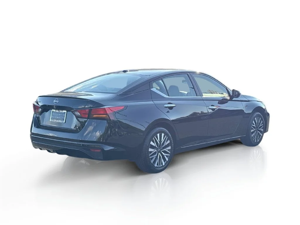Used 2025 Super Black Nissan SV image 5