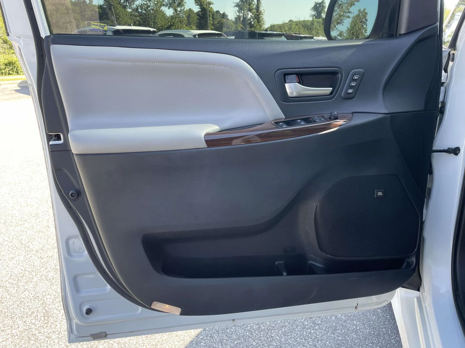 Used 2019 Blizzard Pearl Toyota Limited Premium image 6