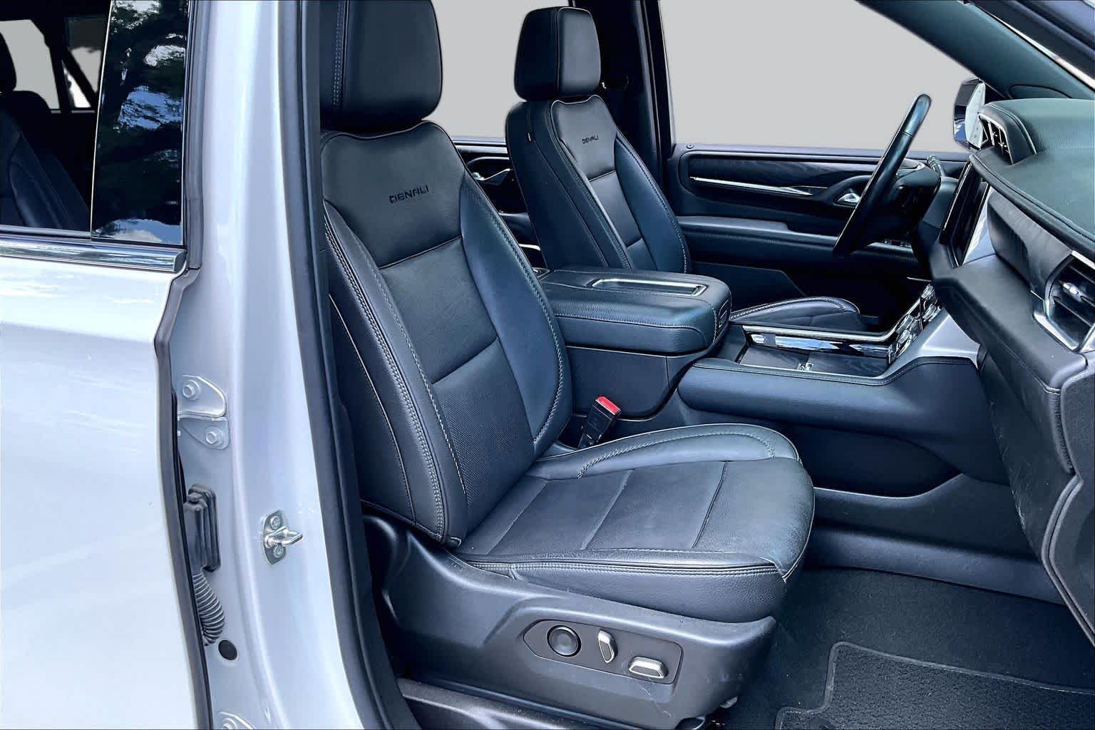 Used 2022 White Frost Tricoat GMC Denali image 8