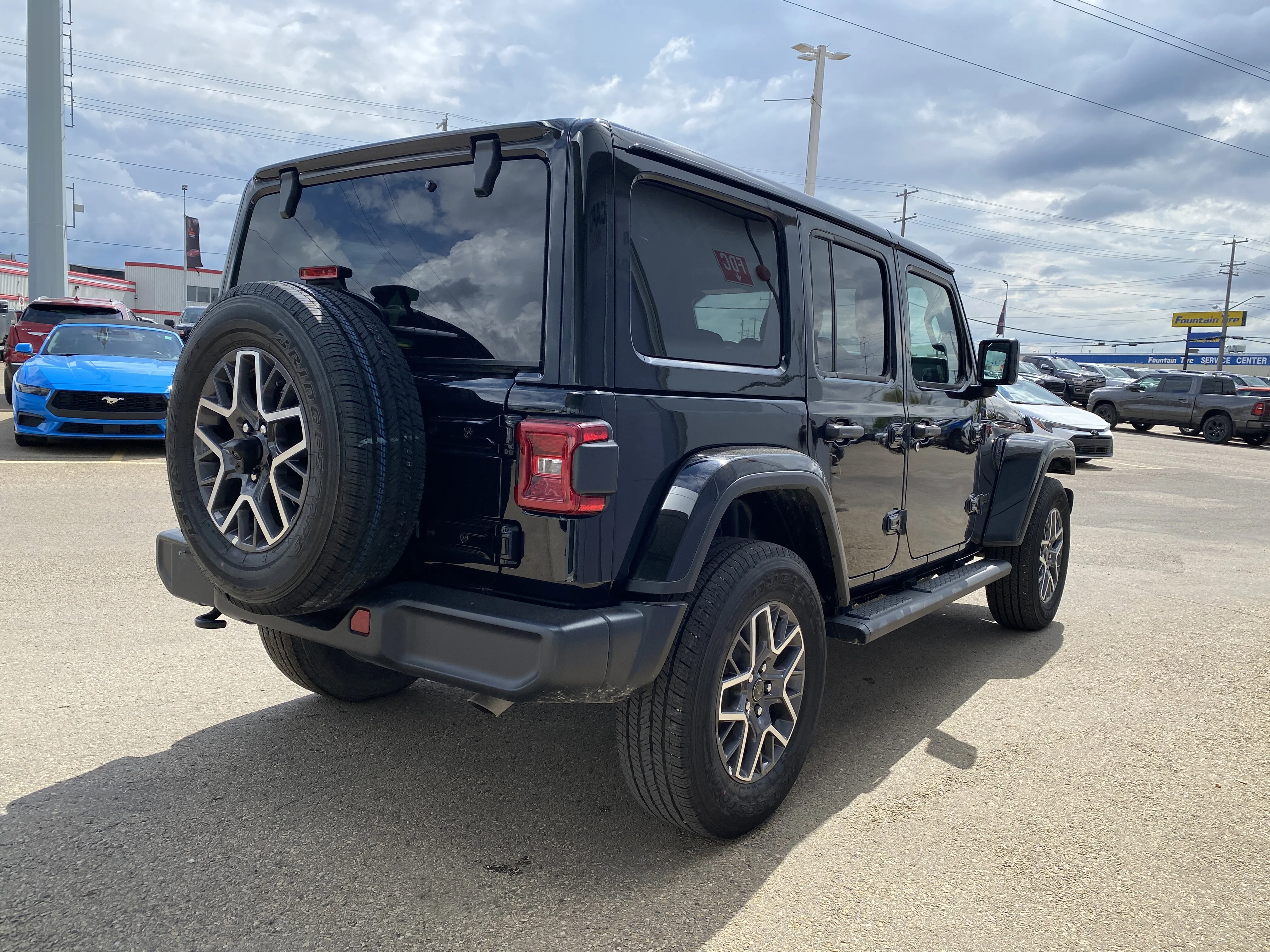 Used 2025 Black Jeep Sahara 4 Door 4x4 * 3.6L V6 * REMOTE STARTER * ADAPTIVE CRUISE * image 5
