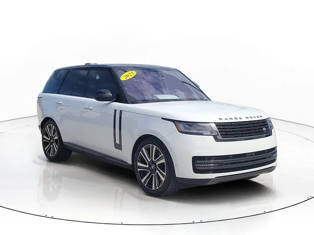 Used 2023  Land Rover SE image 3