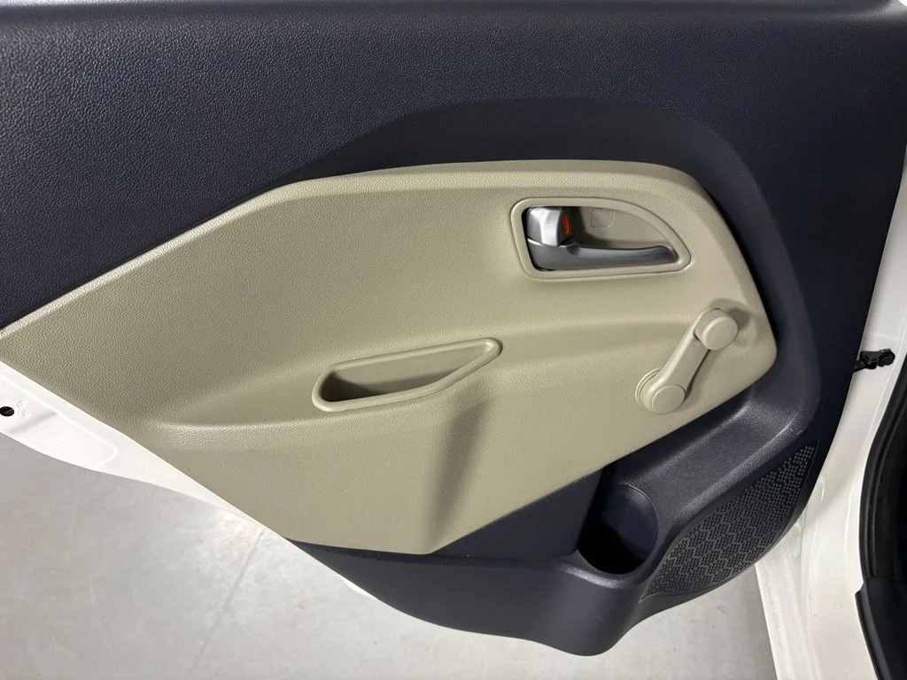 Used 2016 White Kia LX image 28