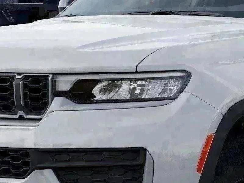 New 2026 Bright White Clear-Coat Exterior Paint Jeep Altitude image 75