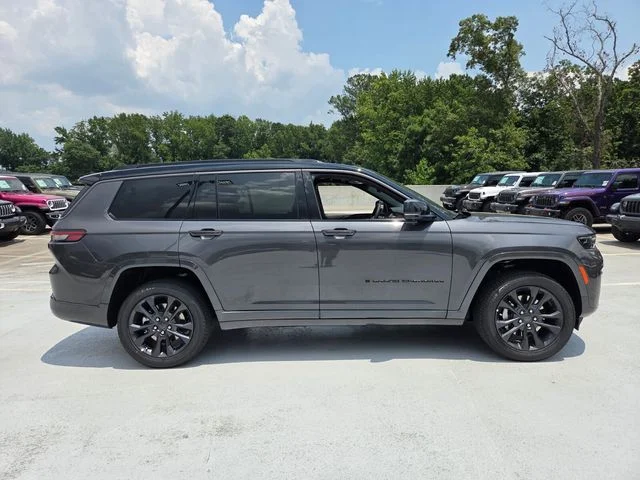 New 2026 Baltic Gray Metallic Clear-Coat Exterior Paint Jeep Limited Reserve image 10