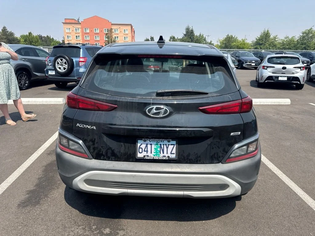 Used 2023 Black Hyundai SE image 4