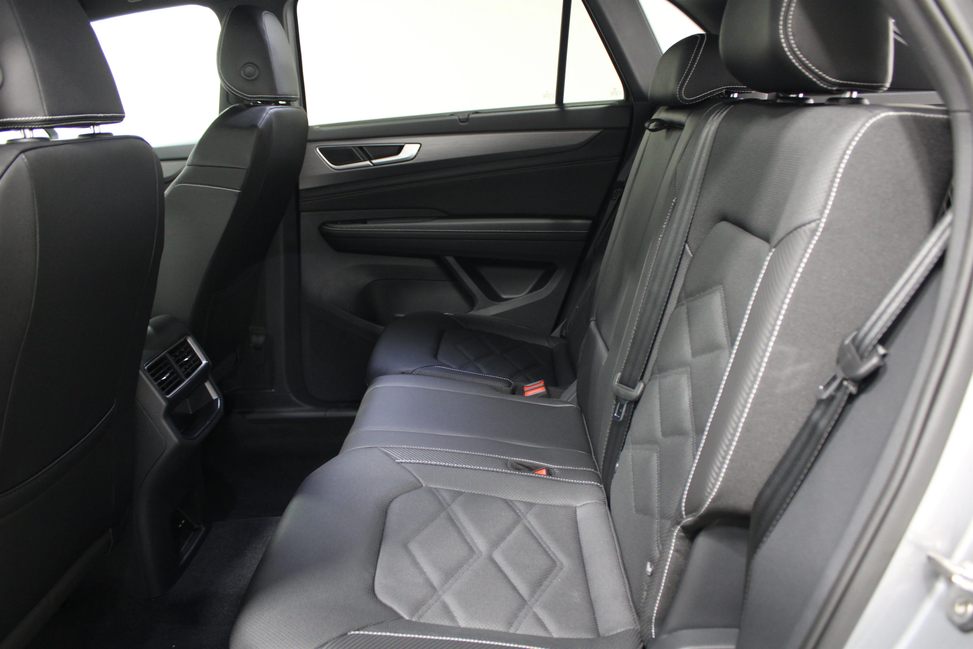 New 2026 Silver Mist Metallic Volkswagen 2.0T SE w/Technology image 19