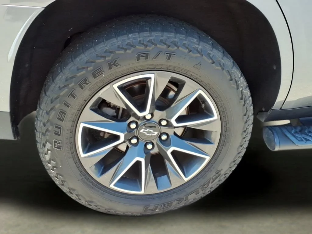 Used 2021 SATIN STEEL METALLIC Chevrolet Z71 image 35