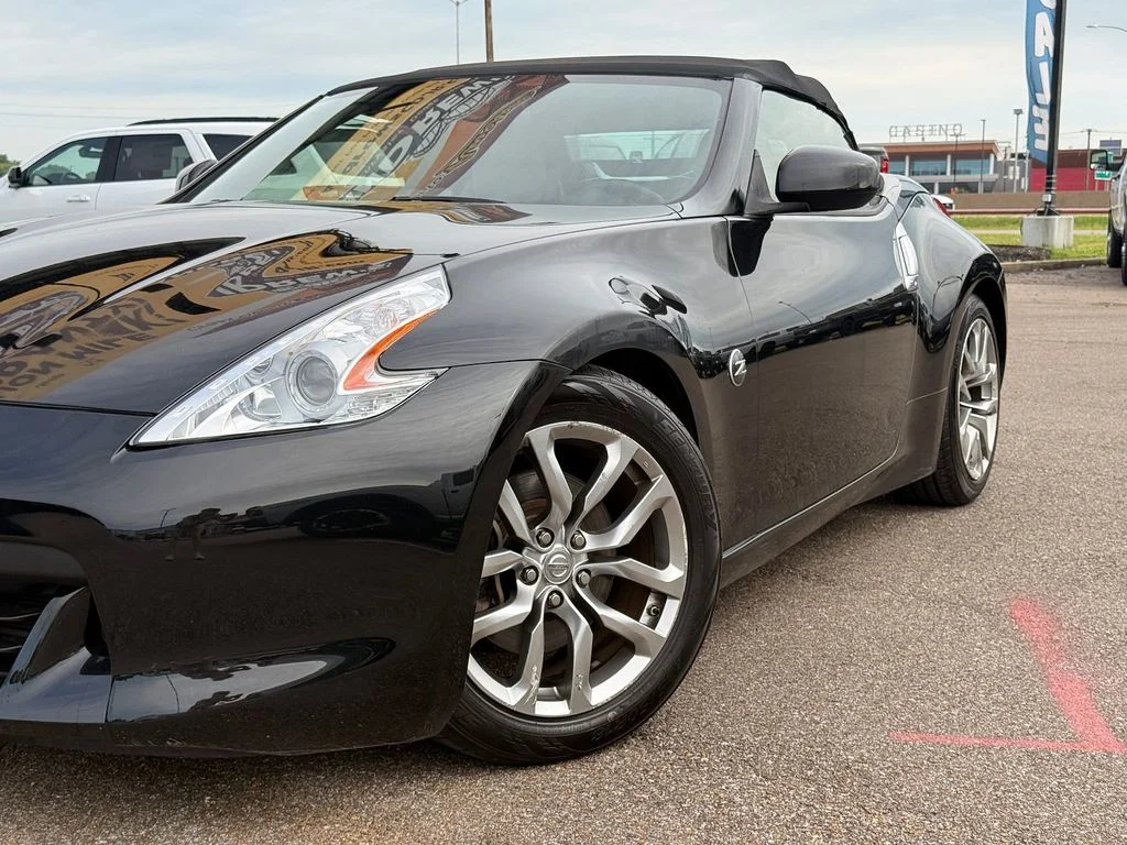 Used 2011 Magnetic Black Metallic Nissan Touring image 10