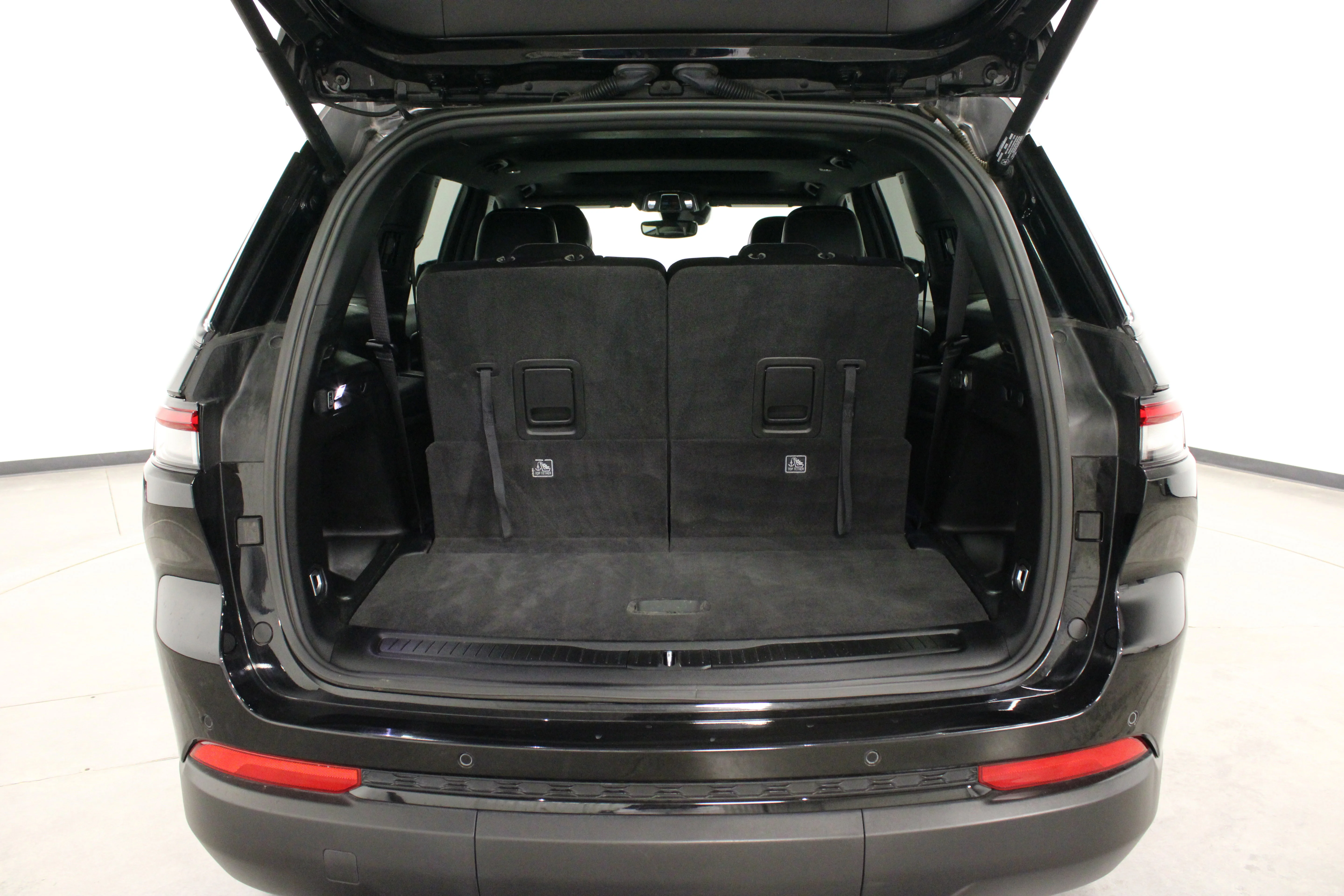 Used 2023 Diamond Black Crystal Pearlcoat Jeep Altitude image 13