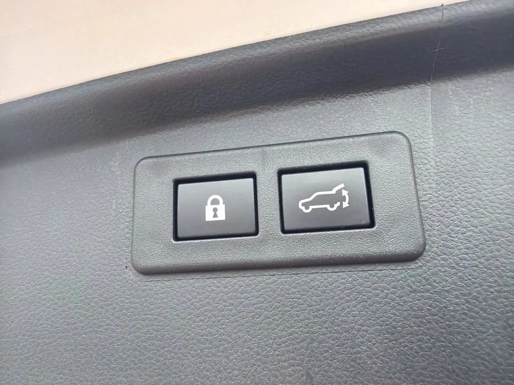 Used 2022 White Subaru Premium image 9