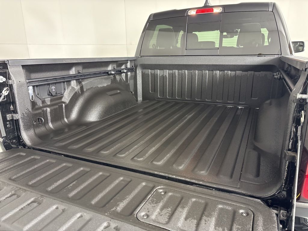 New 2026 Diamond Black Crystal Pearl-Coat Exterior Paint RAM Laramie image 15