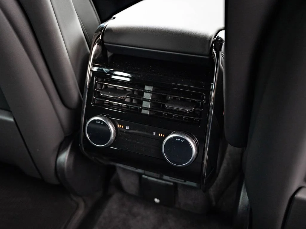 New 2026 Santorini Black Metallic Land Rover Dynamic SE image 37