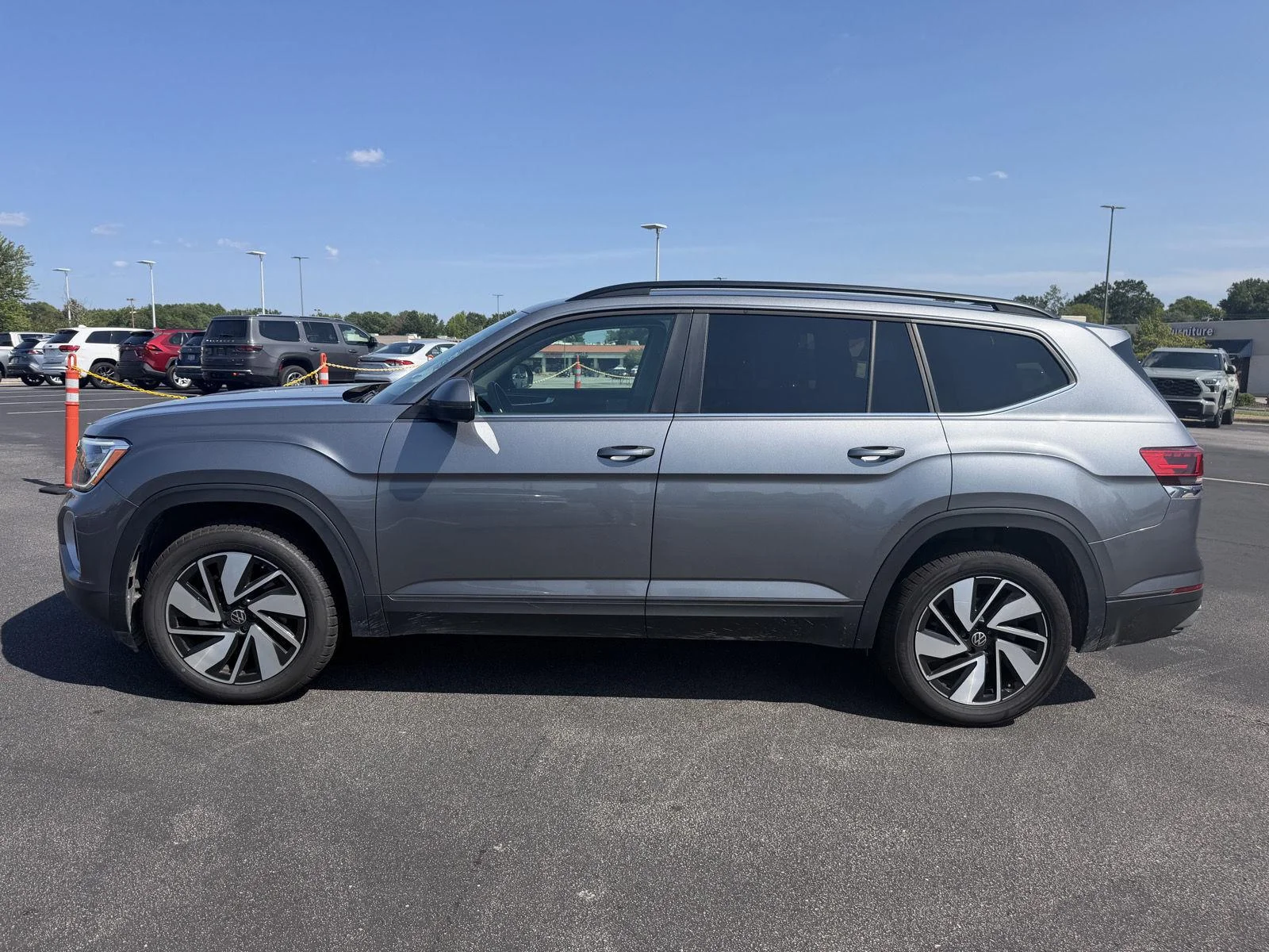 Used 2025  Volkswagen 2.0T SE w/Technology image 8