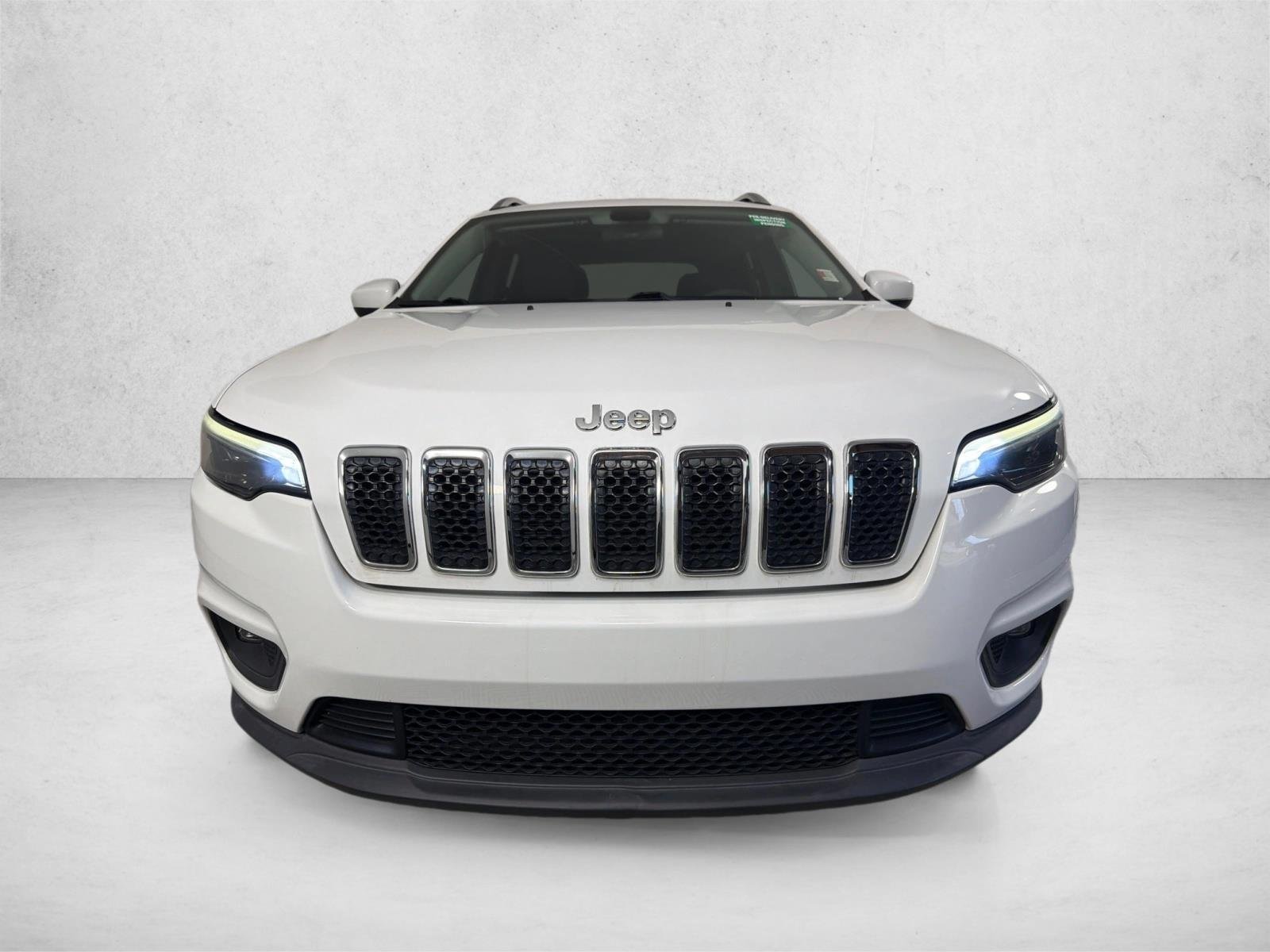 Used 2019 Bright White Clearcoat Jeep Latitude image 8