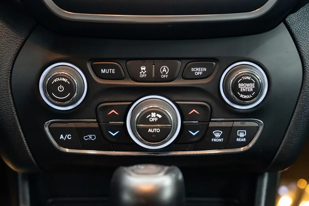 Used 2023 White Jeep Altitude image 12