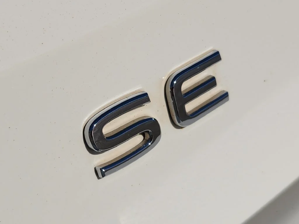 Used 2022 Pure White Volkswagen SE image 13
