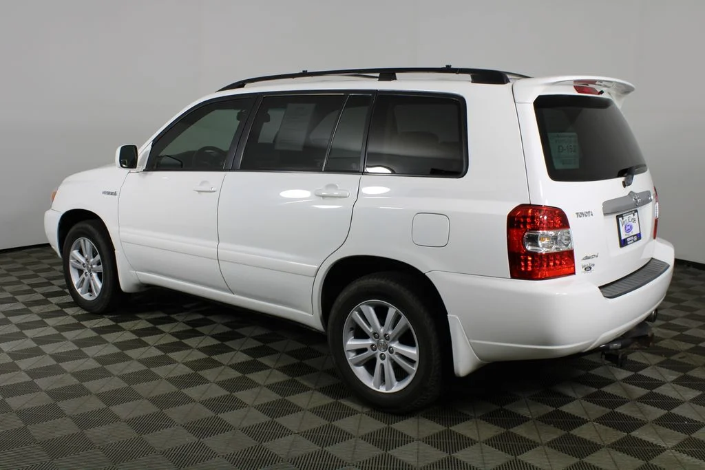 Used 2007 White Toyota V6 image 4