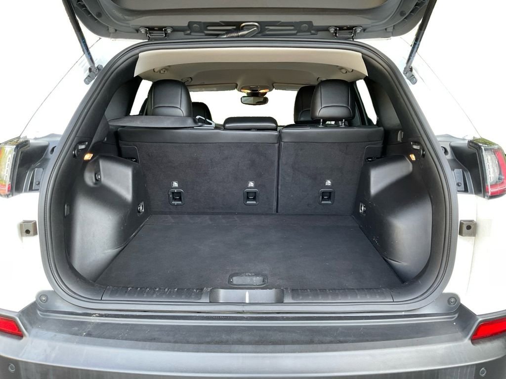Used 2021 White Jeep Latitude Plus image 13