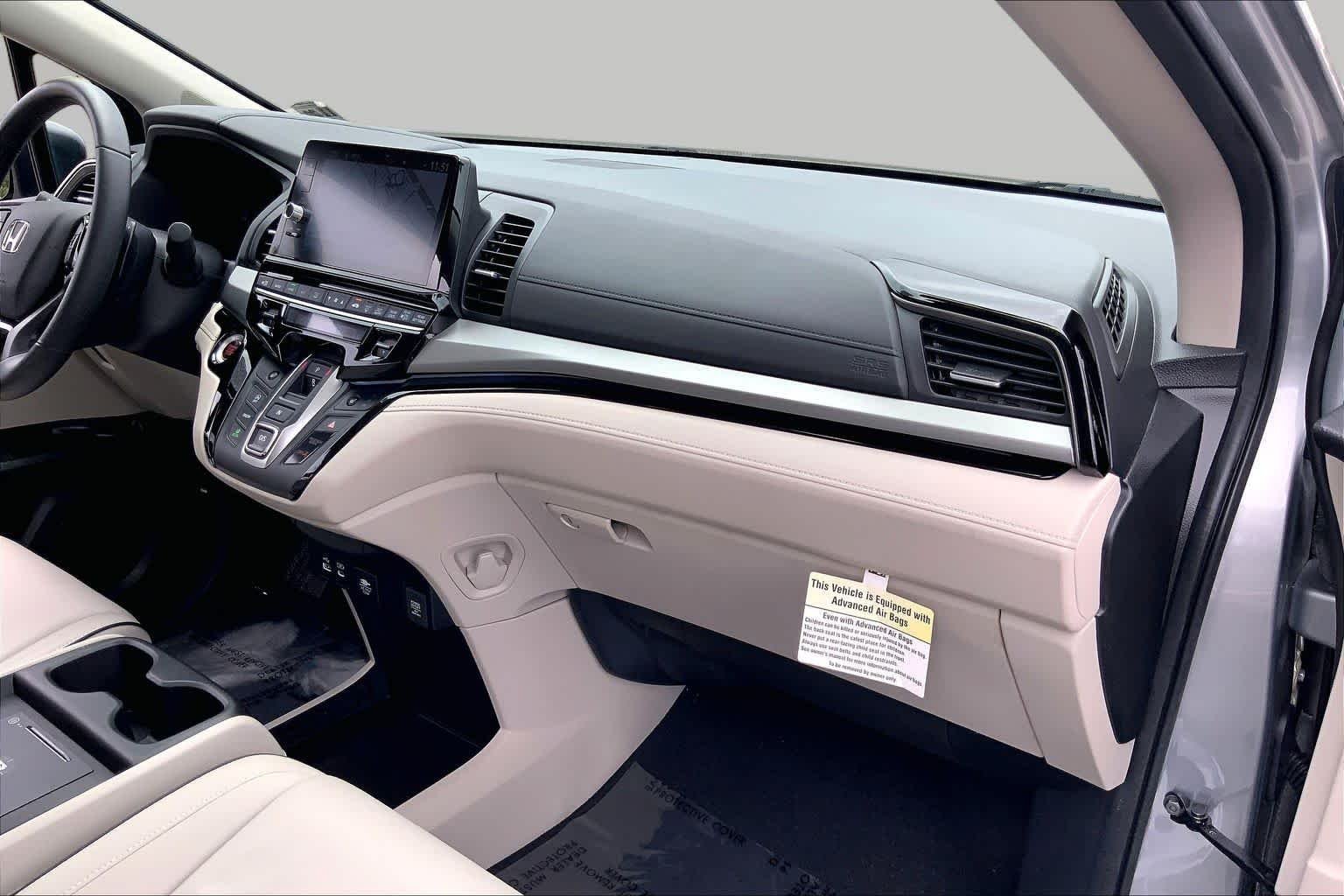 Used 2025 Solar Silver Metallic Honda Touring image 18