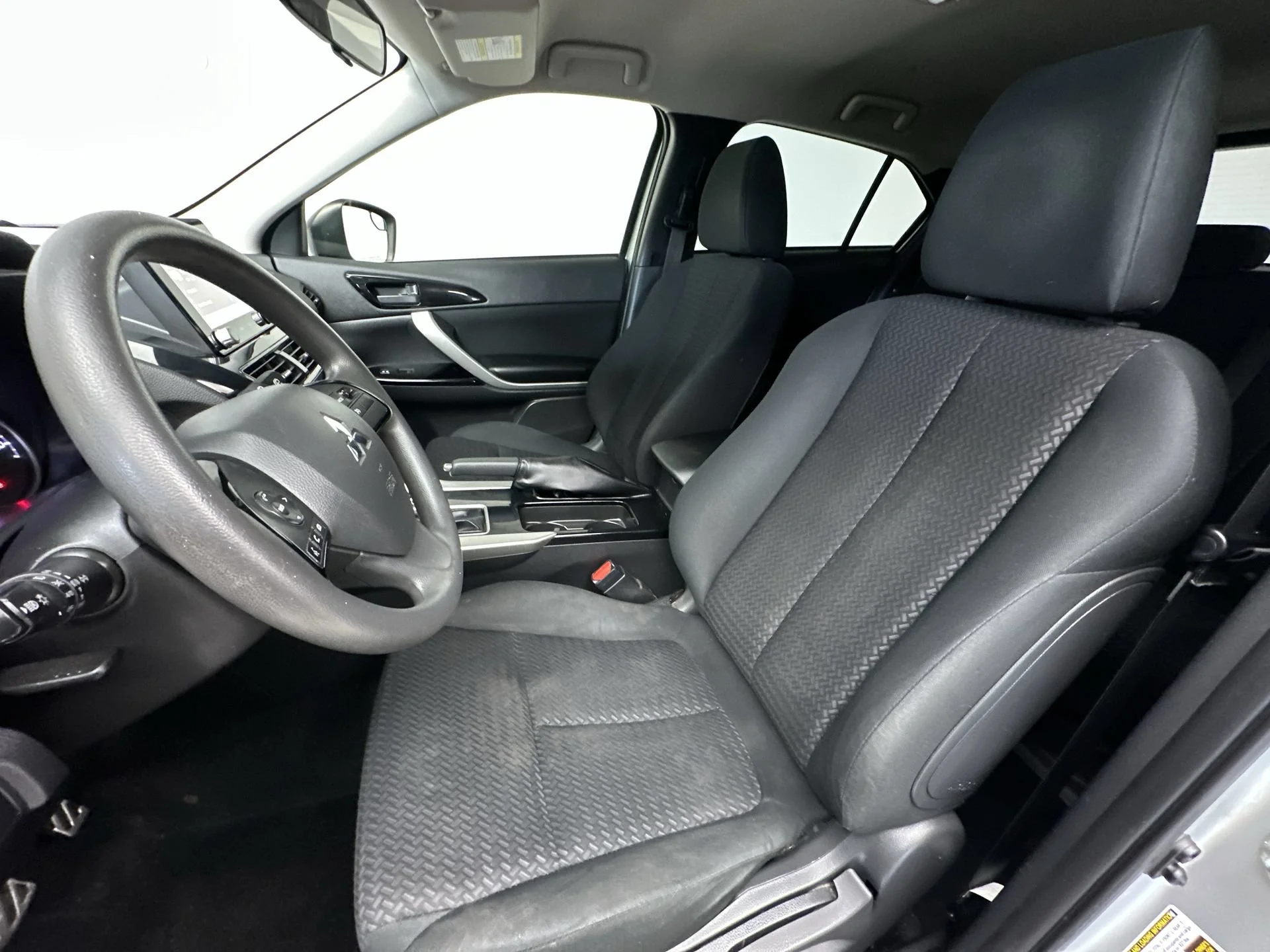 Used 2022 White Diamond Mitsubishi LE image 12