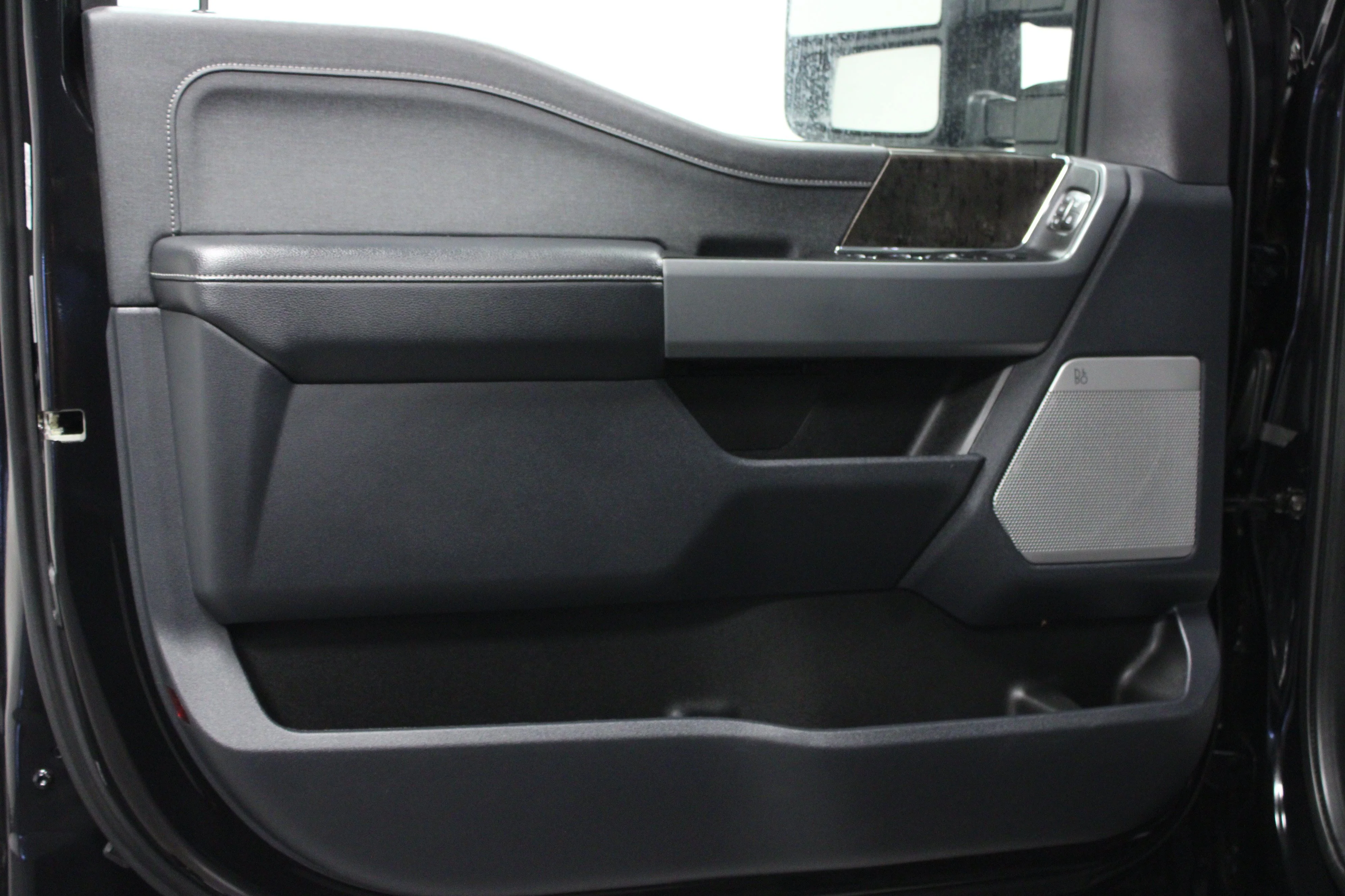 Used 2023 Agate Black Metallic Ford LARIAT image 11