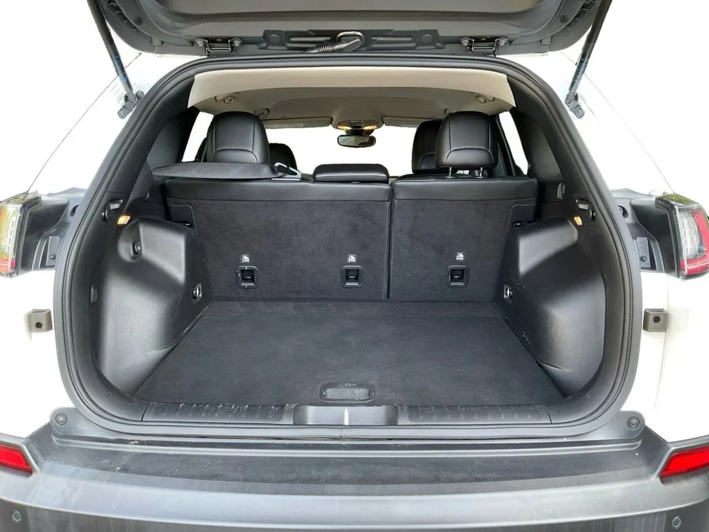 Used 2021 White Jeep Latitude Plus image 13