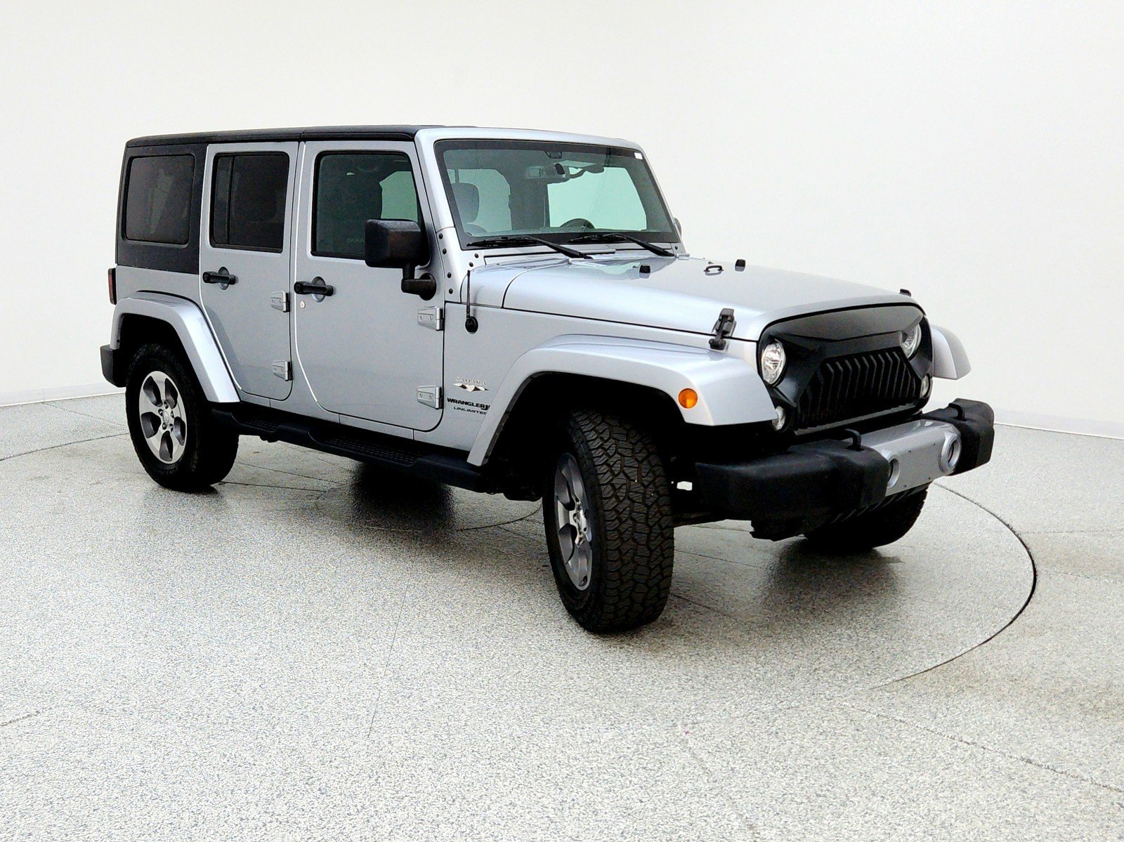 Used 2018 Billet Silver Metallic Clearcoat Jeep Sahara image 3