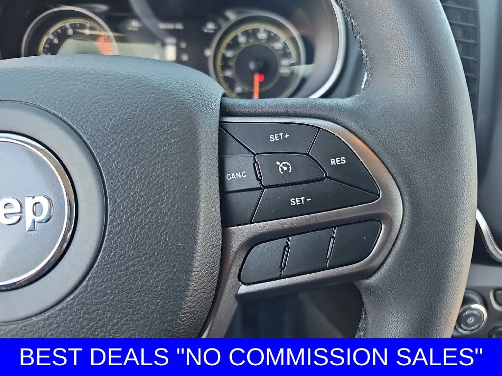 Used 2021 Bright White Clearcoat Jeep Latitude Lux image 18