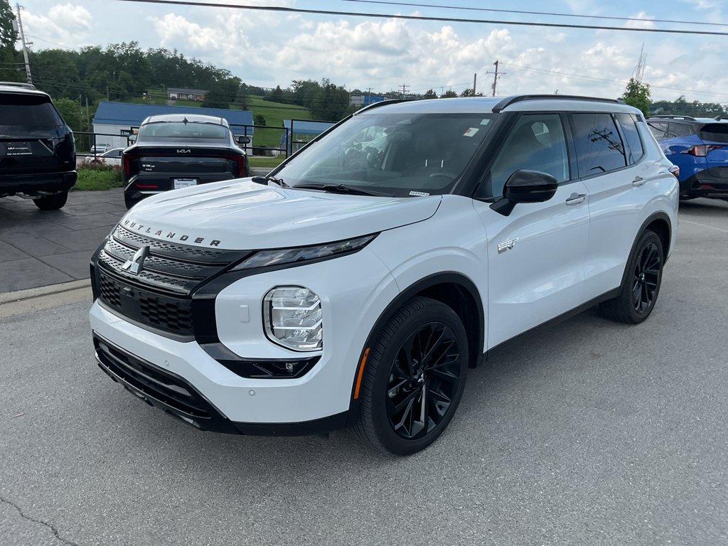 Used 2025 White Diamond Mitsubishi SEL Black Edition image 4