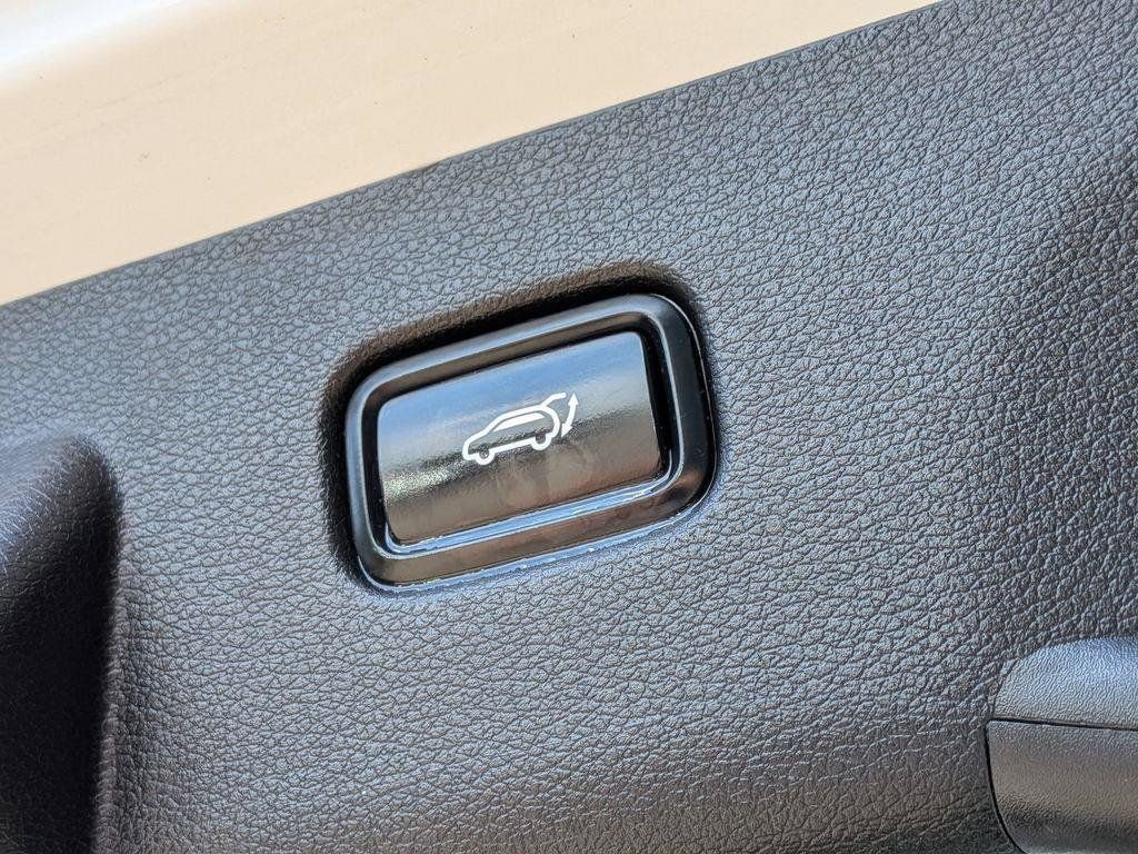 Used 2023 White Kia X-Line image 9