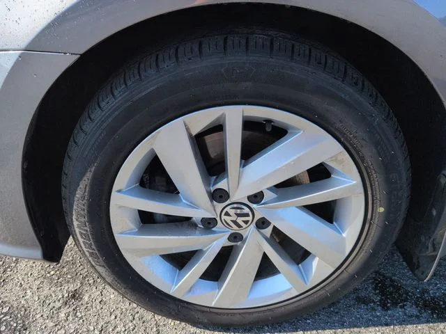 Used 2018 Gray Volkswagen 2.0T SE image 10