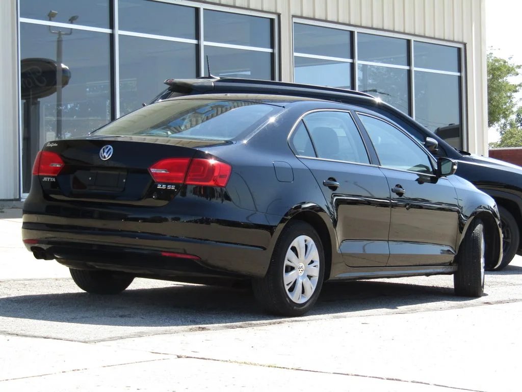 Used 2011  Volkswagen 2.5L SE image 3