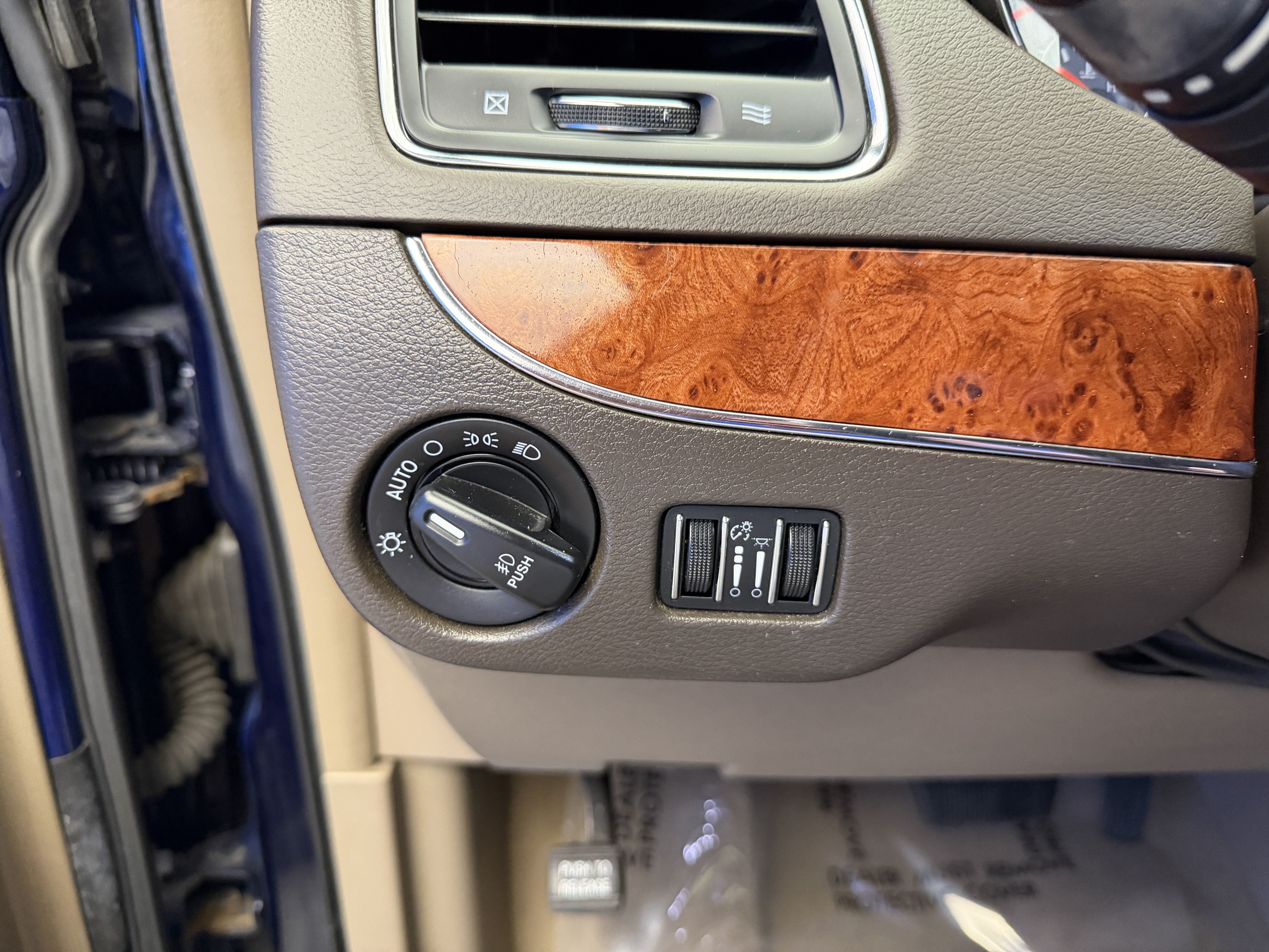 Used 2015 True Blue Pearlcoat Chrysler Touring image 15