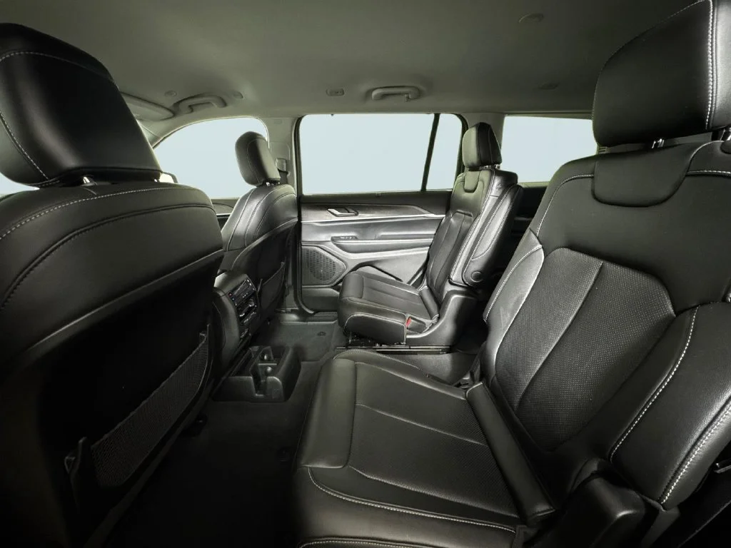 Used 2023 Diamond Black Jeep Limited image 12