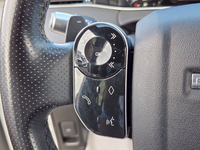 Used 2020  Land Rover R-Dynamic SE image 26