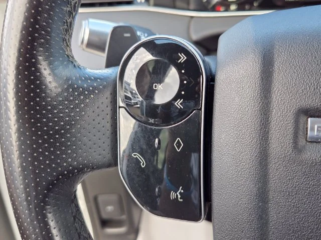 Used 2020  Land Rover R-Dynamic SE image 26
