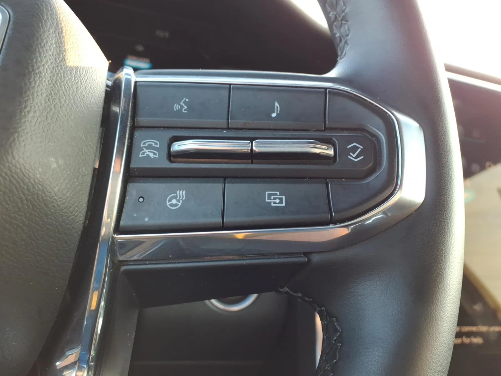 Used 2025 White GMC Elevation image 21