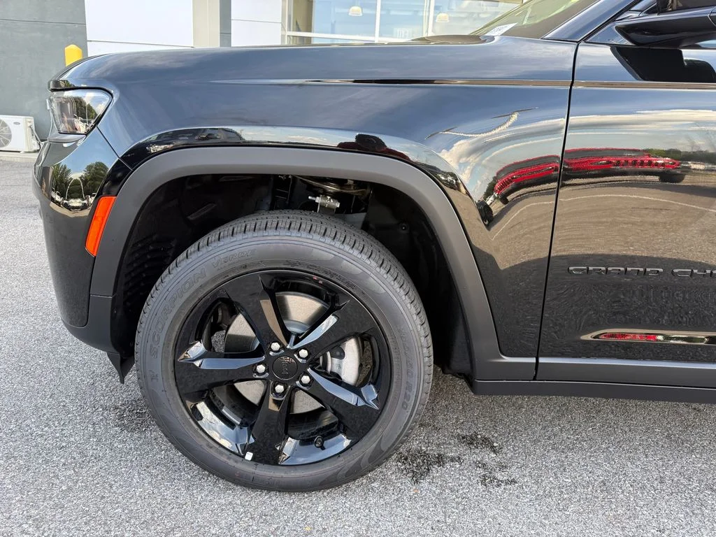 New 2026 Diamond Black Crystal Pearl-Coat Exterior Paint Jeep Limited image 23