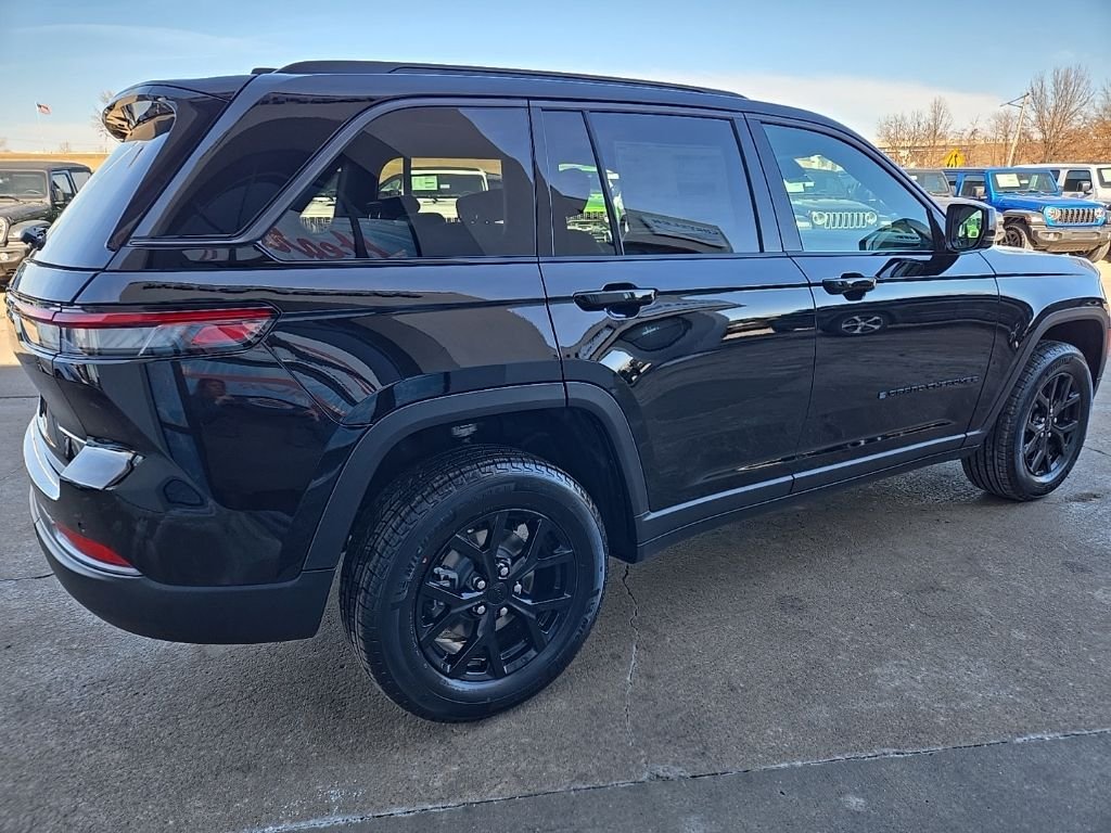 New 2026 Diamond Black Crystal Pearl-Coat Exterior Paint Jeep Altitude image 12