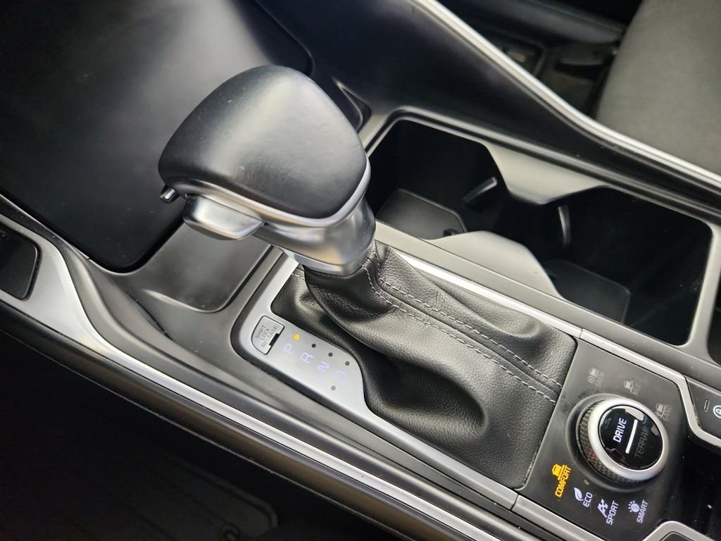 Used 2023  Kia LX image 17