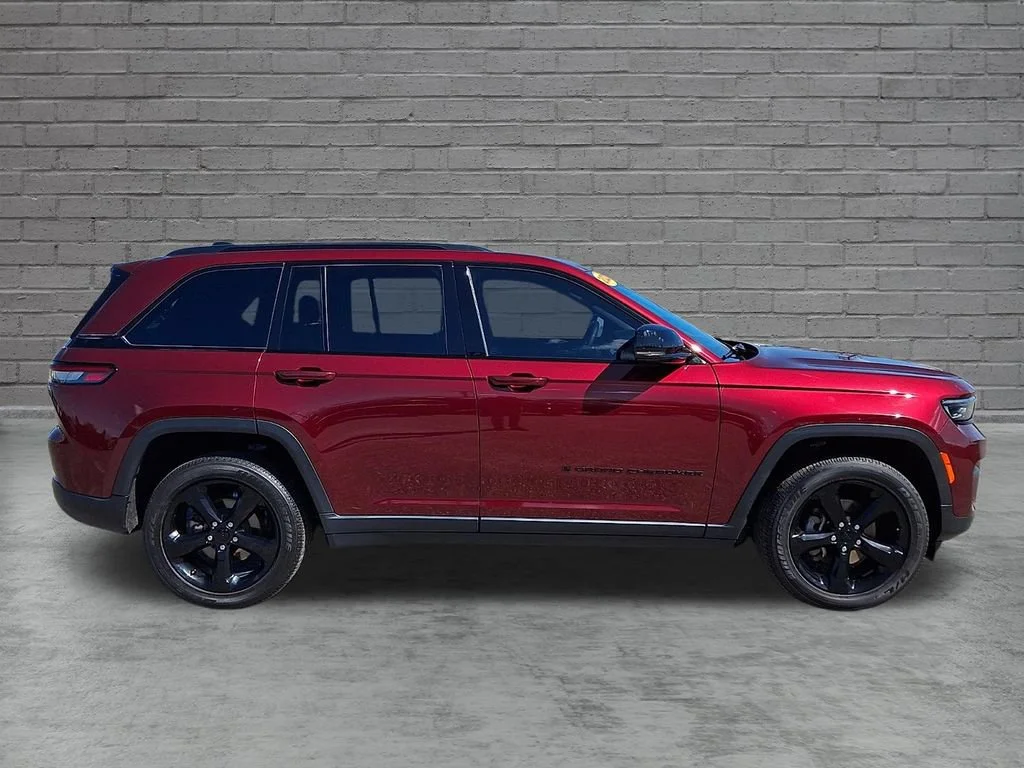 Used 2023 Velvet Red Pearlcoat Jeep Altitude image 13