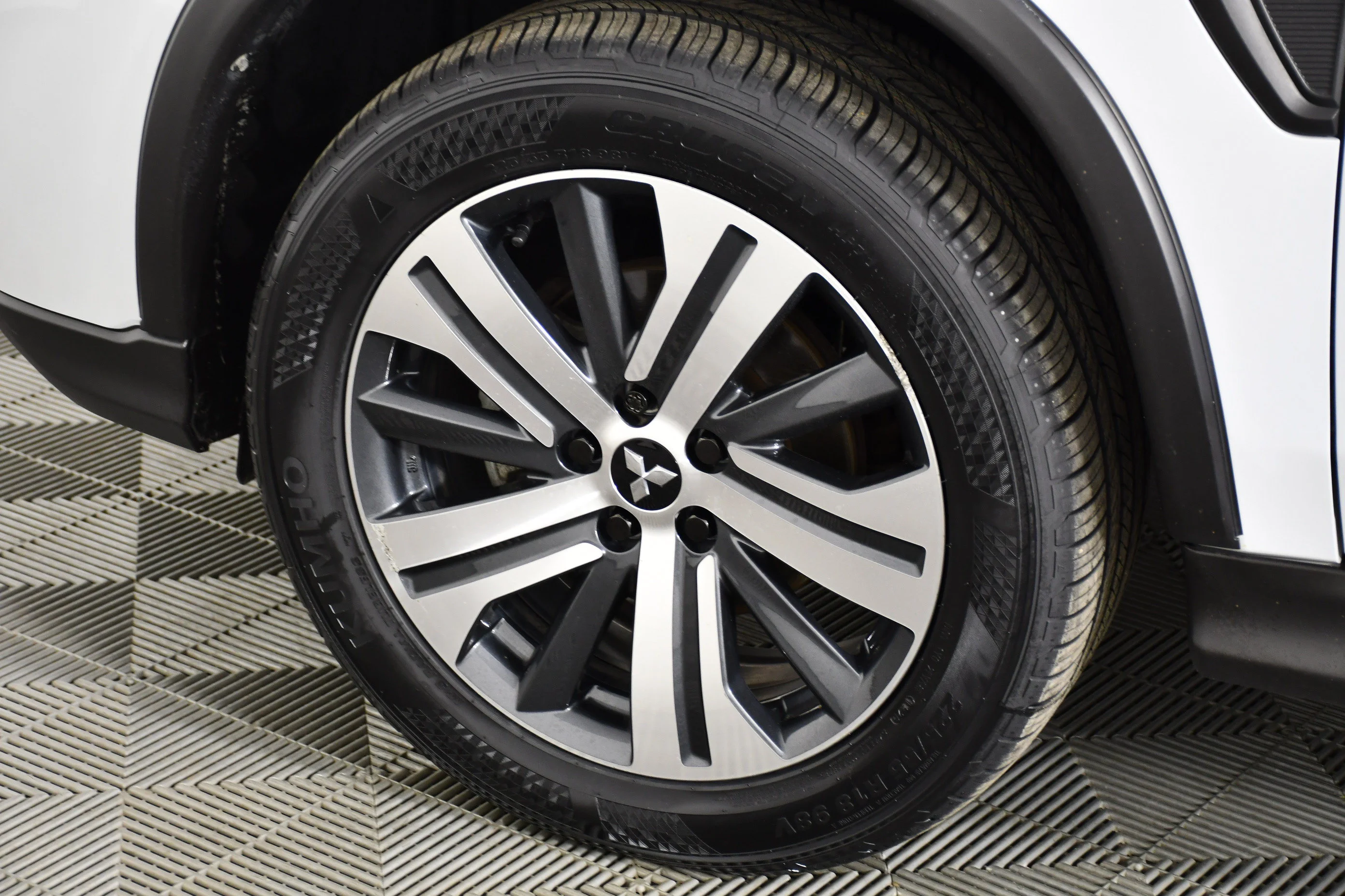 Used 2022 White Diamond Mitsubishi ES image 50