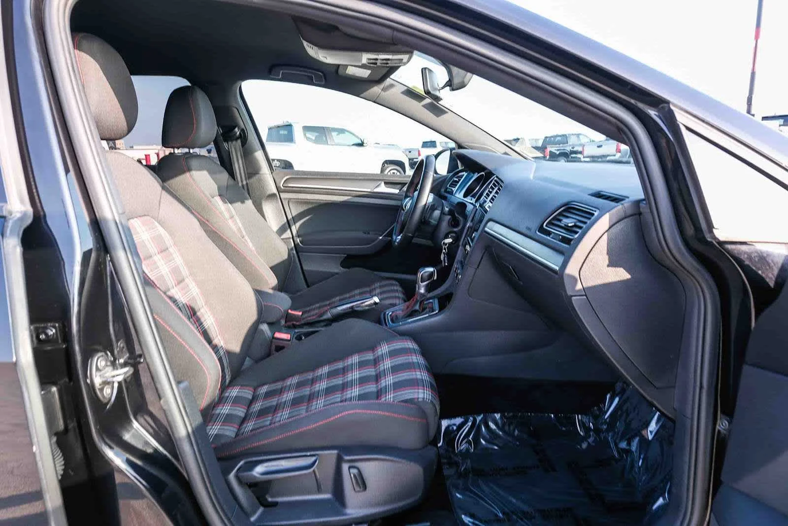 Used 2018 Deep Black Pearl Metallic Volkswagen S image 17
