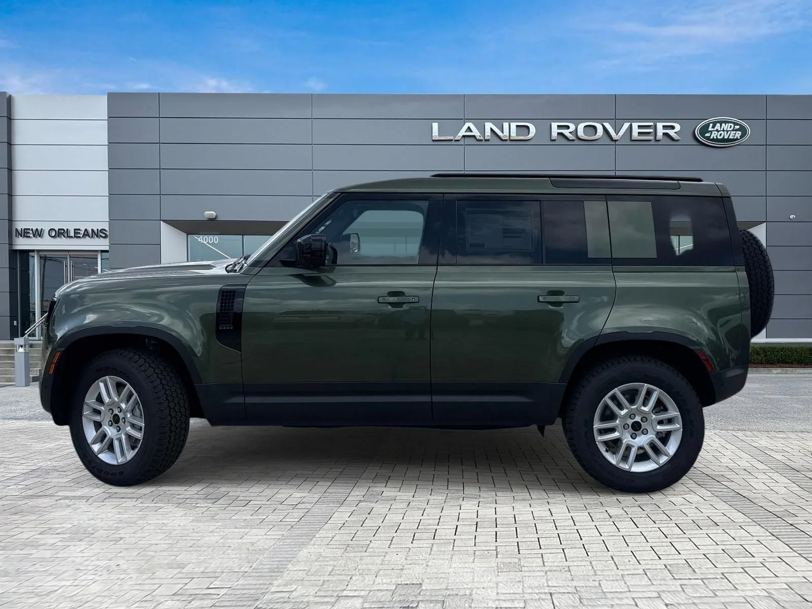 New  Green Land Rover S image 2
