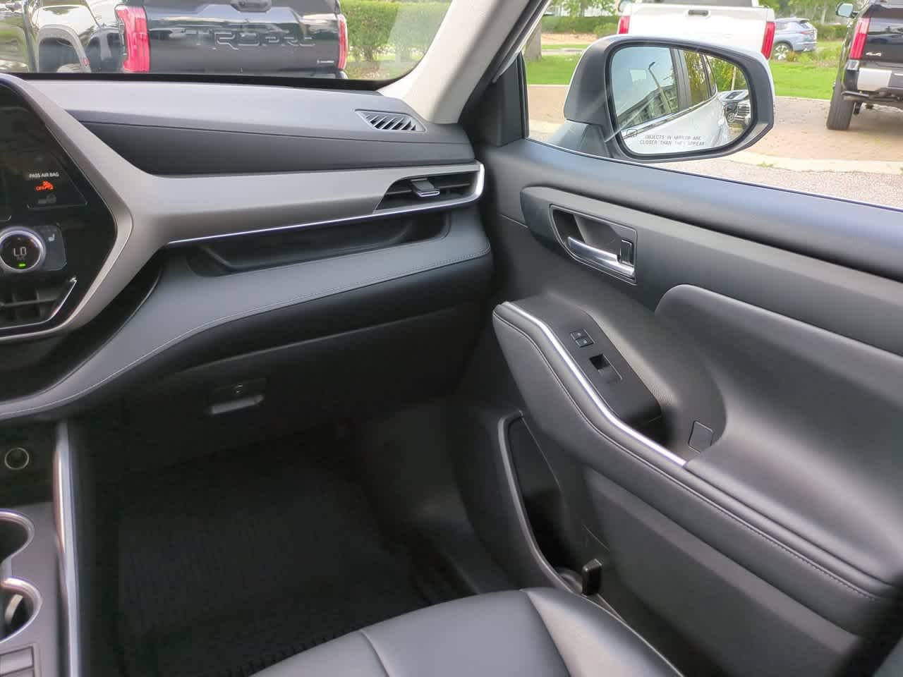 Used 2023 Wind Chill Pearl Toyota XLE image 17