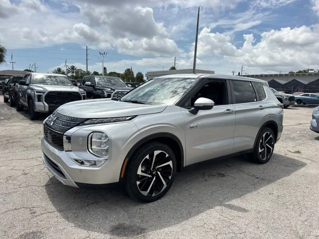 Used 2023 White Mitsubishi SE image 7